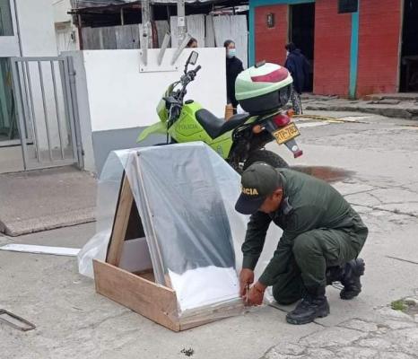 Patrullero de la Policía Tolima conmueve a ciudadanos, rescatando caninos algunos de estos en condición de calle