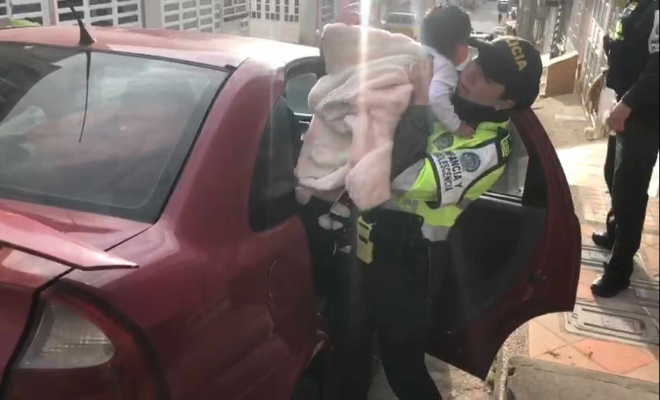 Policía de Tunja logra el rescate menor de edad abandonado en un vehículo