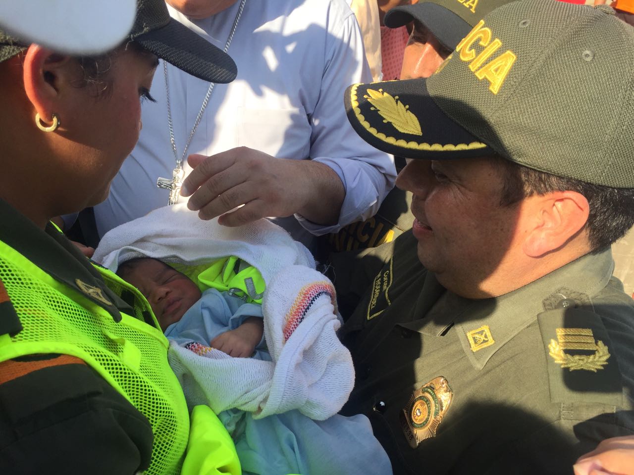 Policía Nacional rescata a recién nacido y captura a los presuntos responsables