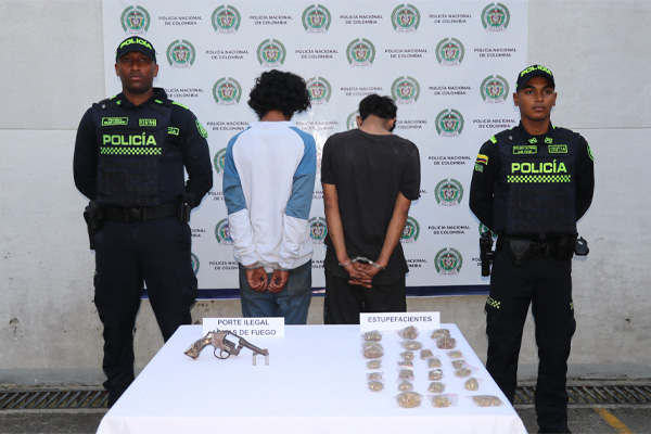 Dos polic&iacute;as-dos-hombres-armados con-estupefacientes-en-Pereira