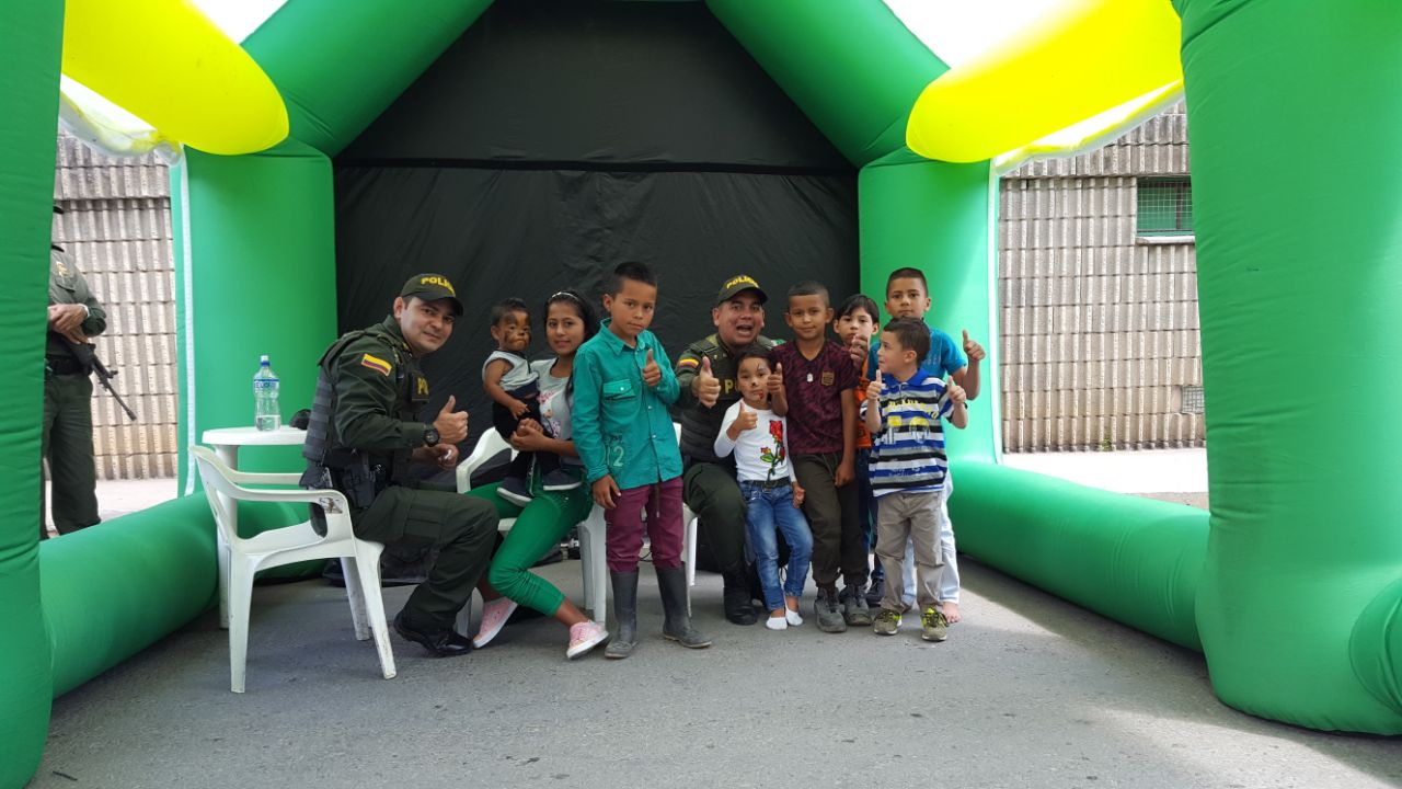 Con-una-gran-oferta-institucional-policía-llega-hasta-ituango-2