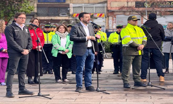 Alcalde, secretario de seguridad y comandante policía de Bogotá en rueda de prensa presentando a 310 uniformados para el plan centro