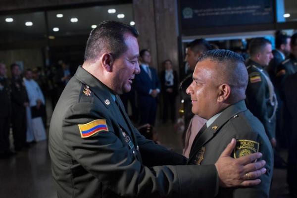 bg-daniel-gualdron-condecora-uniformado