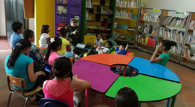 Niños y niñas-aprenden sobre la convivencia con animales-Policia-Meta