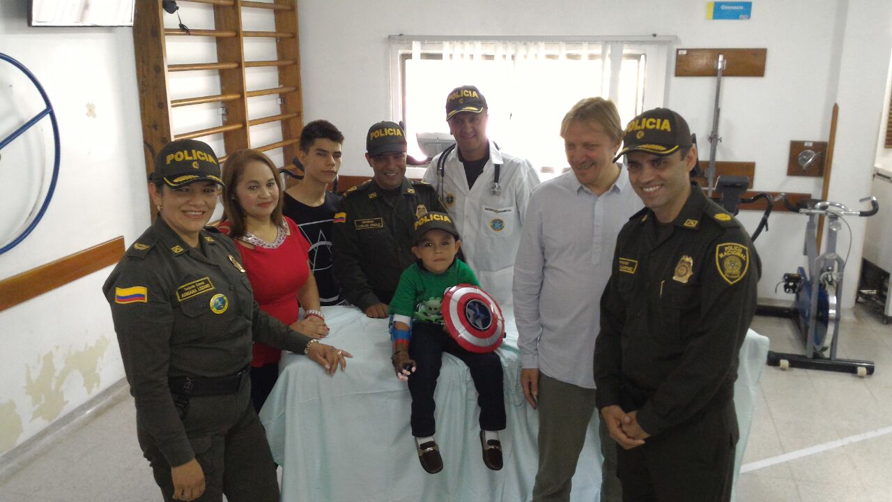 El mejor regalo de navidad, una prótesis animada para Santiago-Policia-Santander