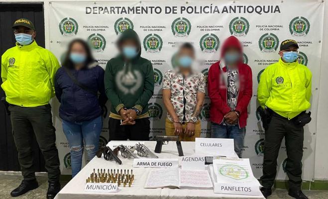 Personas capturadas-policías custodiando-elementos incautados