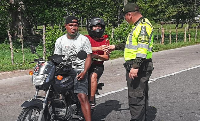 Se enaltece el valor de la mujer con la entrega de una rosa