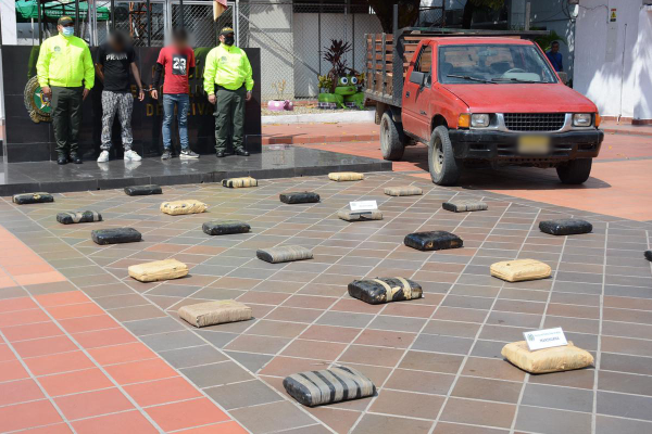2 personas capturadas-policías custodiando-vehículo inmovilizado-alucinógeno incautado