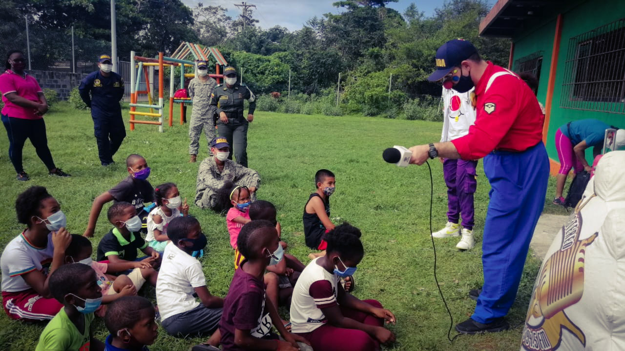 Con cantos, juegos, rondas y entrega de regalos visitamos el albergue de Elsy Bar 