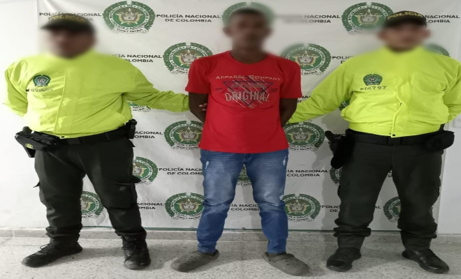 Persona capturada-policías custodiando 