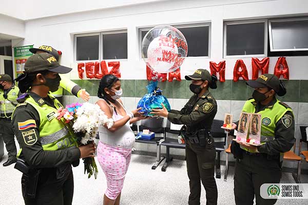 Llevamos serenatas y regalos a hospitales donde madres dieron a luz hoy a sus recién nacidos