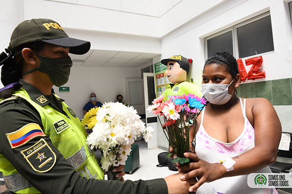 Llevamos serenatas y regalos a hospitales donde madres dieron a luz hoy a sus recién nacidos