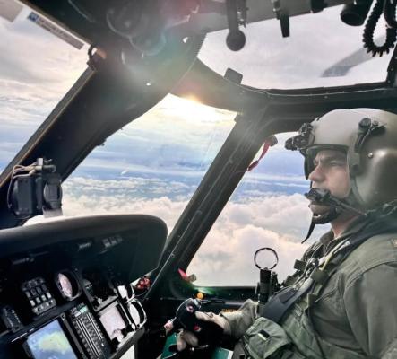 servir a Colombia con el corazón, desde el cielo o caminando junto a su gente.