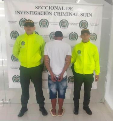 Persona capturada-policías custodiando 	