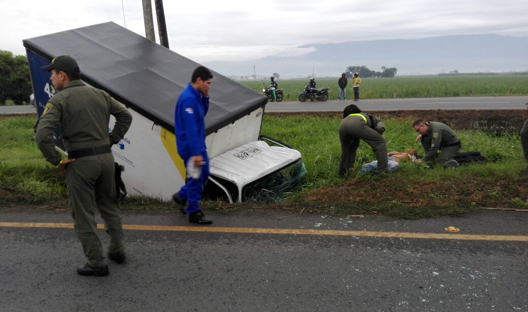 Se trata de unidades (pilotos y técnicos de aviación policial) adscritos a la Compañía Antinarcóticos de Aviación Tuluá, cuando se dirigían al aeropuerto Alfonso Bonilla Aragón con el fin de cumplir con la realización del relevo del personal que se encuentra en Tumaco Nariño.  Al llegar al  km 3, antes de llegar al peaje de la vía Rozo, visualizaron un camión de carga de la empresa de envíos 4-72, el cual se fue contra una cuneta, de inmediato descendieron del bus de la Policía Nacional, para ir sin pensar 