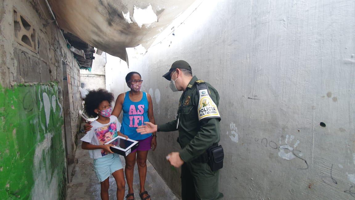 Policía Fiscal y Aduanera logra conectar a 158 niños de estratos 1 y 2 a sus clases virtuales del colegio