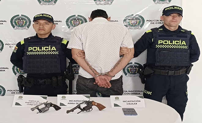 Capturado alias “El Flaco” con dos armas de fuego ocultas en bus de servicio público