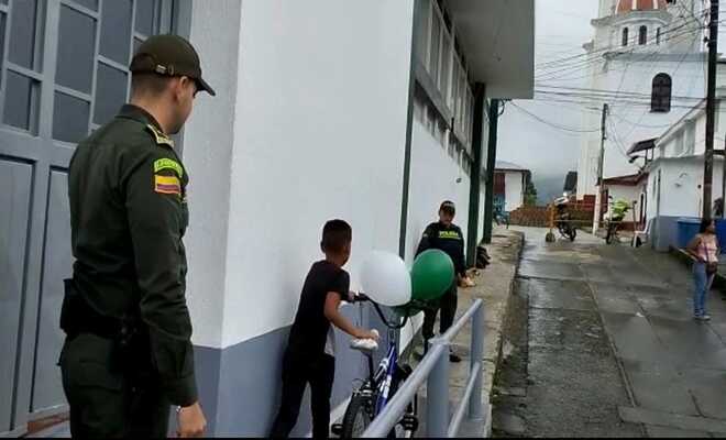 ¡Linda labor! Niño campesino en zona rural de Villahermosa vio cumplido el sueño de tener una nueva bicicleta.