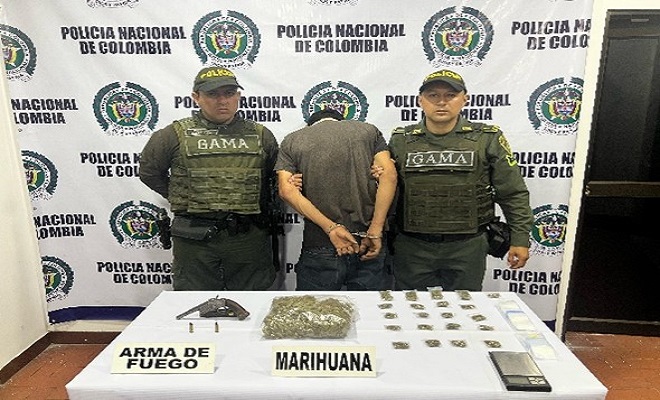 El arma de fuego la portaba en la pretina del pantalón