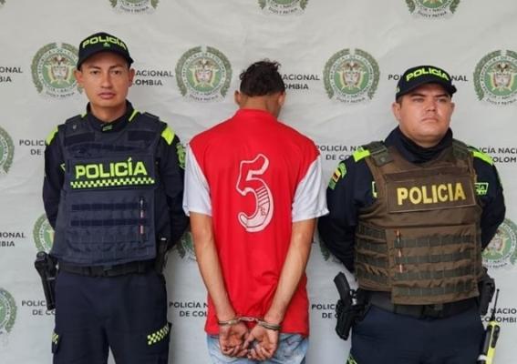 Persona capturada-policías custodiando