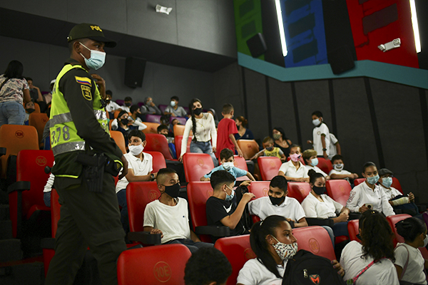 De manera sorpresiva le cumplimos el sueño de ir a cine un grupo de niños y niñas en Sabaneta 