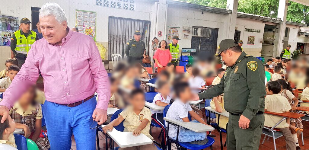 cerca-de-100-pupitres-fueron-entregados-a-estudiantes-de-una-sede-educativa-ubicada-en-el-barrio-san-luis