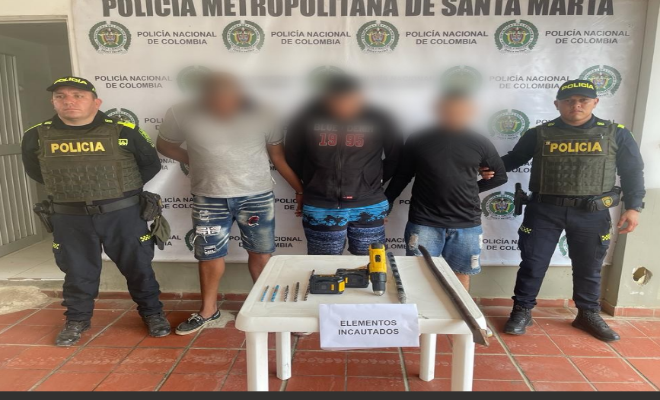 Personas capturadas-policías custodiando