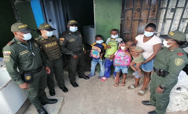 Policías reunidos con comunidad