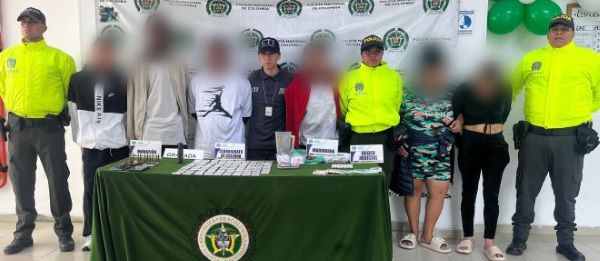 la policía nacional y un funcionario del CTI, alado de seis presuntos sicarios de la localidad