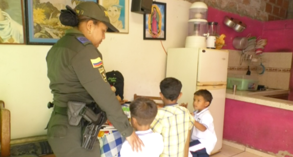 Policía con niños