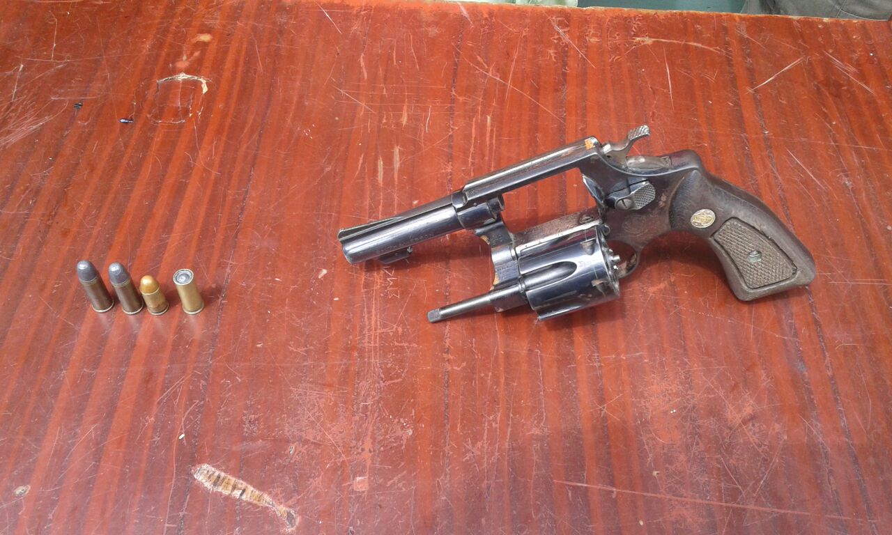 Un-hombre-conocido-como-el-menor-fue-capturado-cuando-intimidaba-a-unos-ciudadanos-con-un-arma-de-fuego