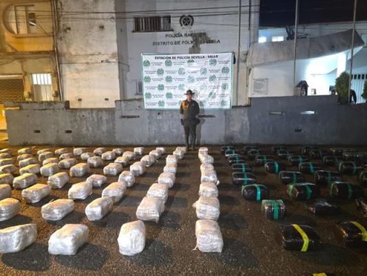 Un polic&iacute;a al lado de estupefacientes