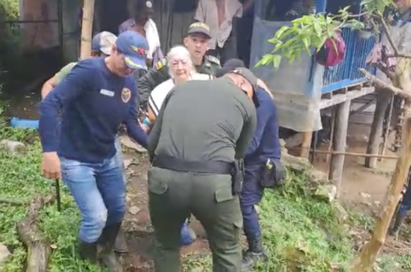 Juntos somos más fuertes, caminaron varias horas para poder trasladar a una abuela de 98 años