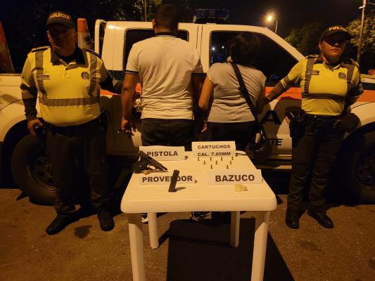 Una mujer y un hombre capturados por porte ilegal de armas de fuego y tráfico de estupefacientes