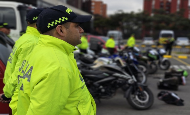 Policía de investigación judicial presentando vehículos recuperados