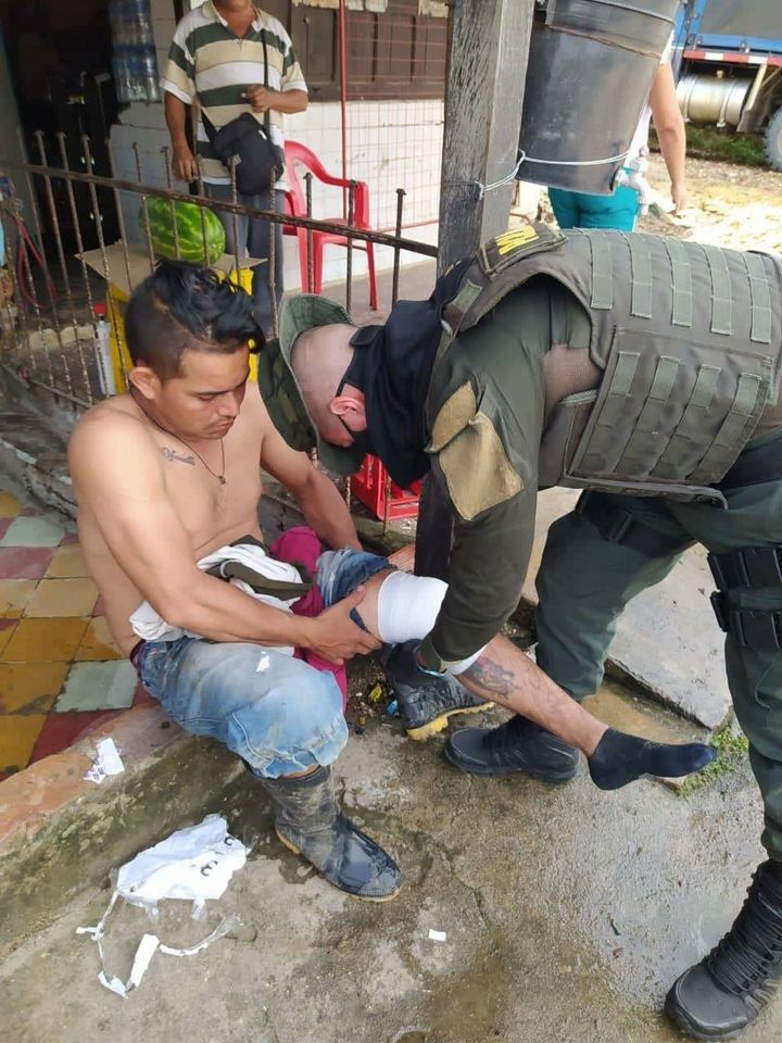 uniformado_de_la_policia_brinda_primeros_auxilios_a_una_persona_en_el_corregimiento_de_campo_dos_3.jpg