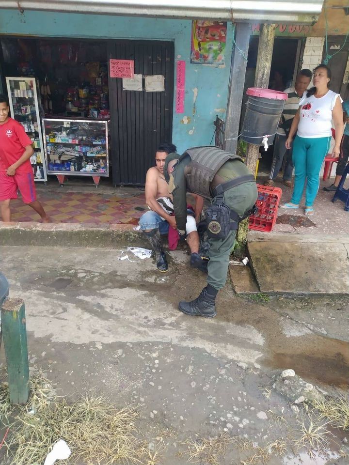 uniformado_de_la_policia_brinda_primeros_auxilios_a_una_persona_en_el_corregimiento_de_campo_dos_3.jpg