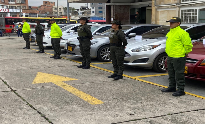 Autos que serán entregados después de rueda de prensa por estos uniformados