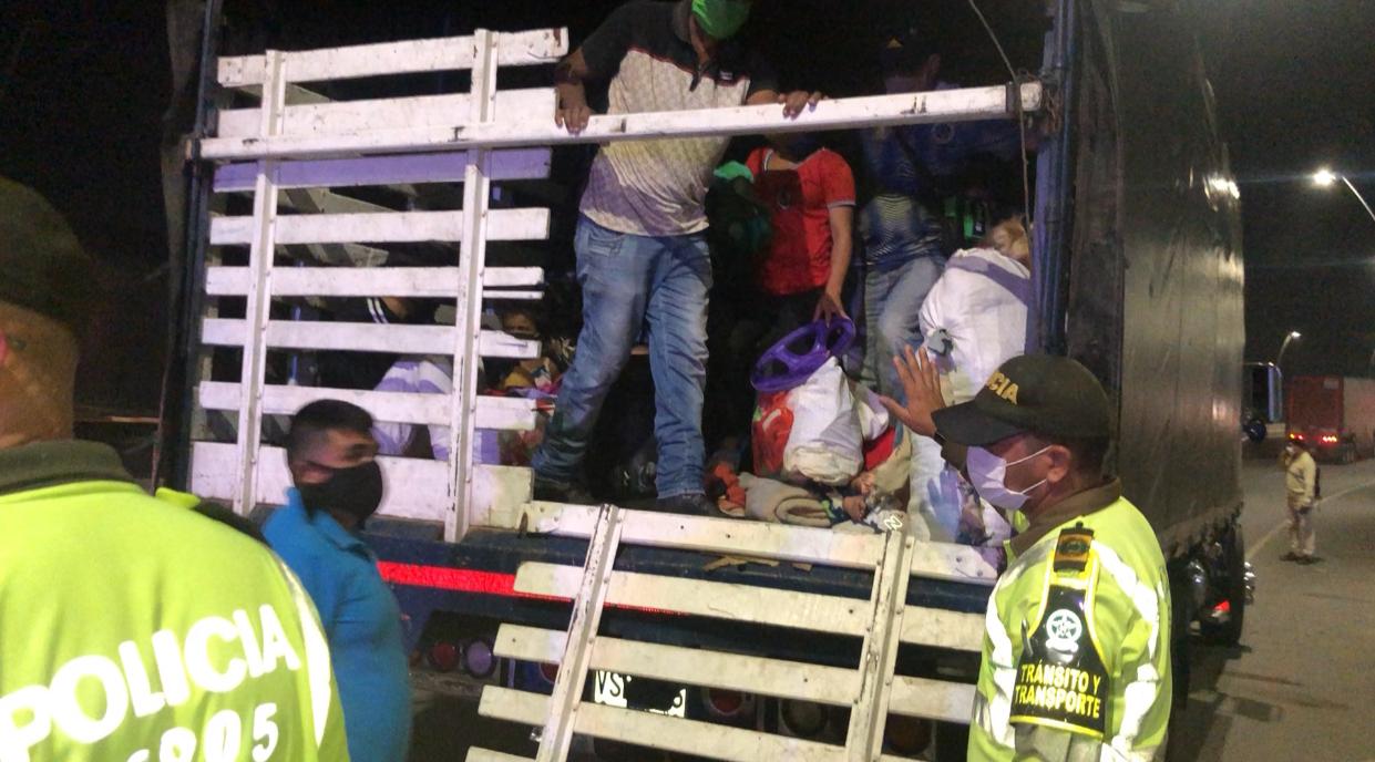 El vehículo de inmediato fue inmovilizado por unidades de Tránsito y se aplicó el comparendo al propietario.