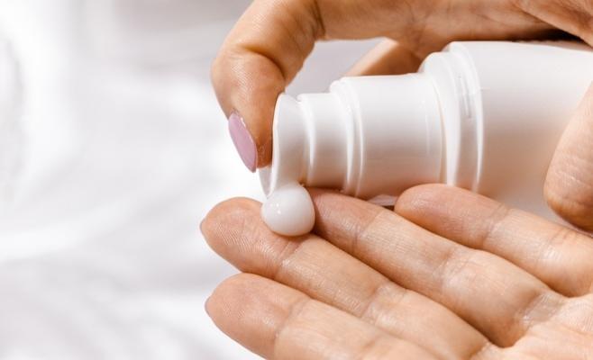 Utilice protección solar incluso en días nublados, ya que los rayos del sol ocasionan daño en la piel desprotegida.