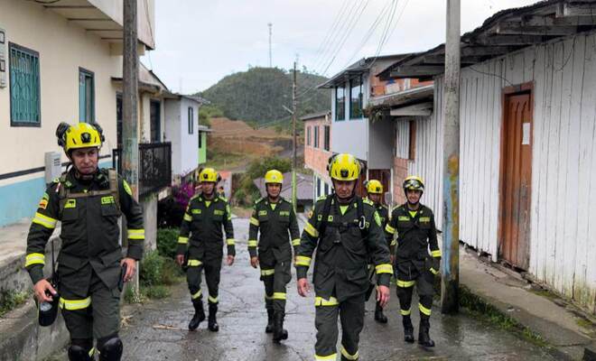 Evaluando las vías para posible evacuación de los ciudadanos 