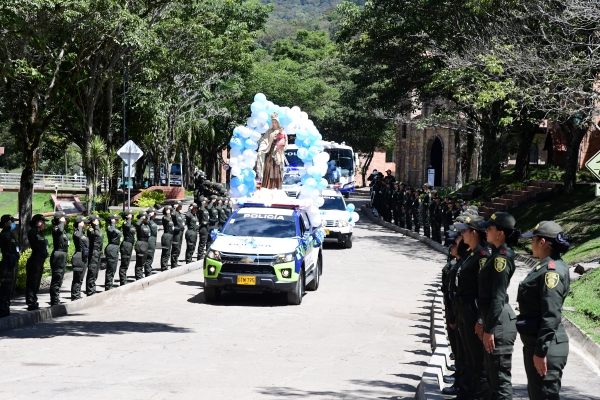 Estudiantes participaron del desfile de la Virgen del Carmen 