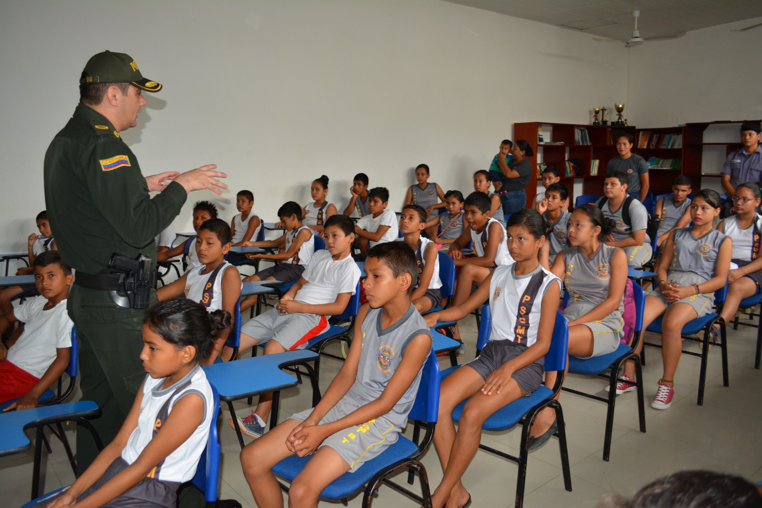 300 pequeños conocieron y compartieron con los policías de Leticia 