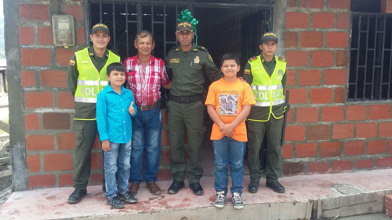 Policías construyeron con sus propias manos una vivienda, cumplieron el sueño a José y sus tres hijos.