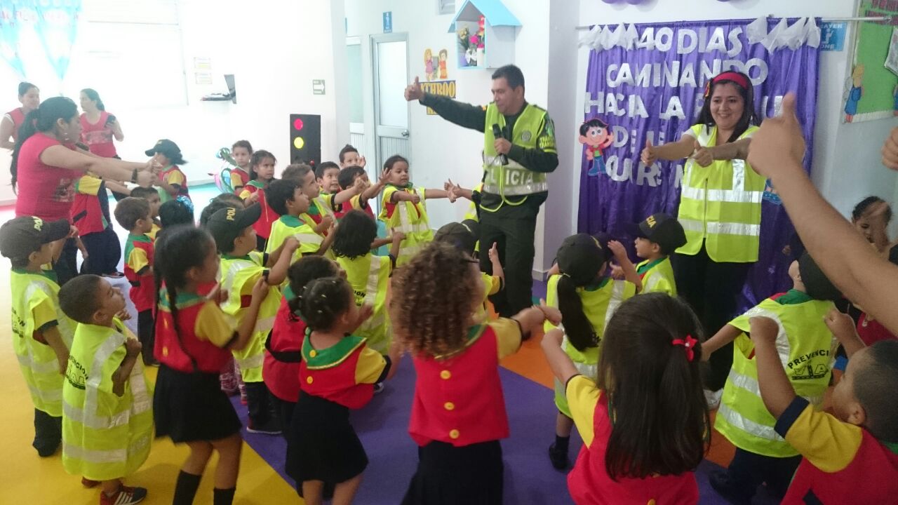 Policía en un salón de clases enseñando normas de tránsito