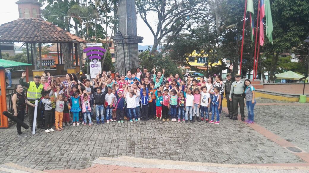 70 niños visitaron el cine, juegos mecanicos y un canal de televisión 