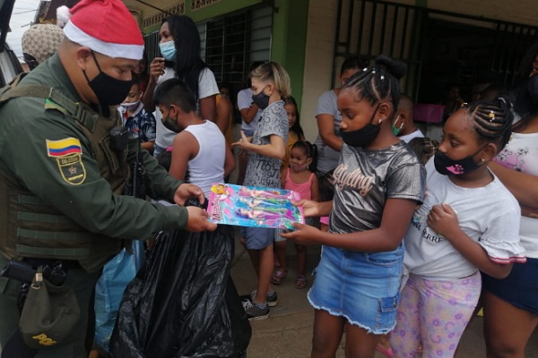 Policiía_comunitaria_entrega_regalos_a_niños_niñas_en_epoca_navideña