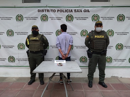 1 persona capturada-policías custodiando-alucinógeno incautado