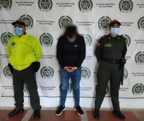 Persona capturada-policías custodiando