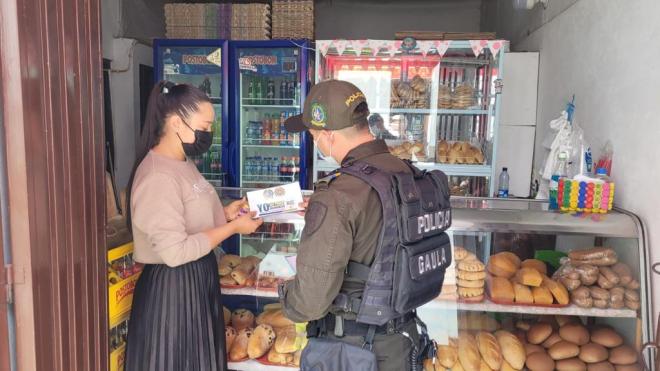 Policía entregando información 